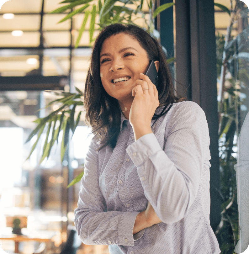 Equipe empresarial sorrindo em ambiente corporativo após contratação do plano de saúde Amil empresarial em Indaiatuba.