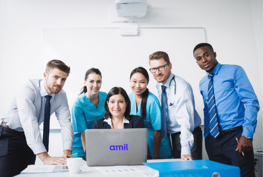 Equipe empresarial saudável e feliz com plano de saúde Amil para 10 funcionários em São Paulo.
