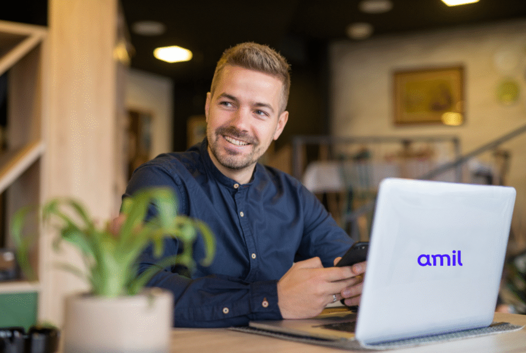 Amil Cotação para Empresa - equipe satisfeita com plano empresarial