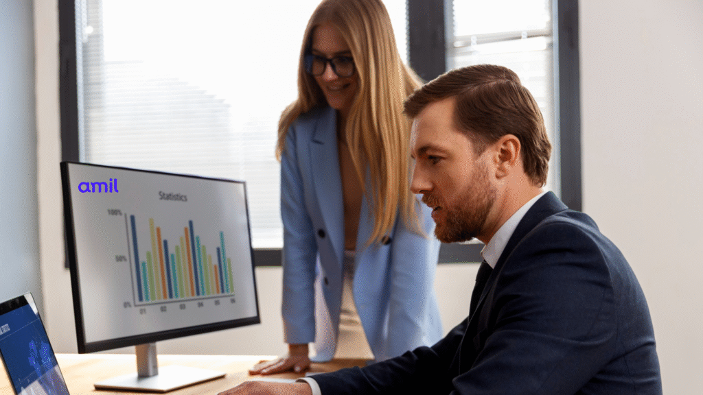 Gestor analisando a Cotação da Amil Empresarial em computador, comparando planos de saúde corporativos.