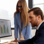 Gestor analisando a Cotação da Amil Empresarial em computador, comparando planos de saúde corporativos.
