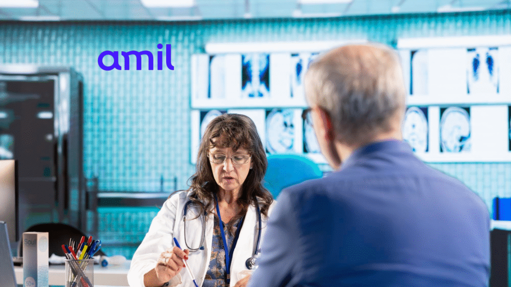 Médico atendendo paciente em hospital credenciado pelos Planos Médicos Amil