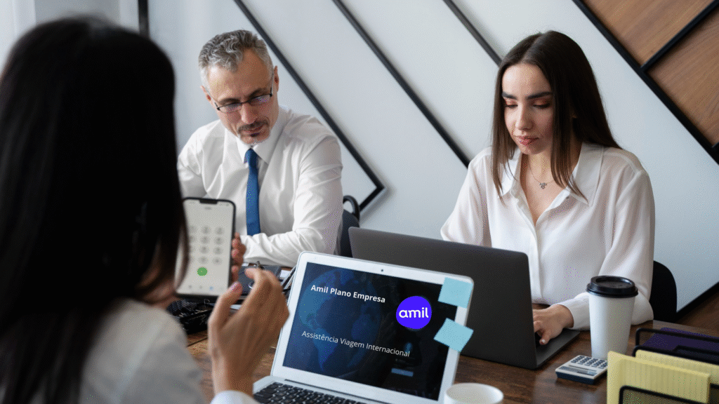 Executivos analisando vantagens de contratar plano de saúde Amil empresarial