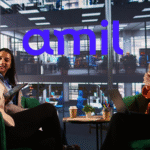 Colaboradores de empresa com convênio Amil Empresarial, participando de reunião corporativa com bem-estar e saúde.