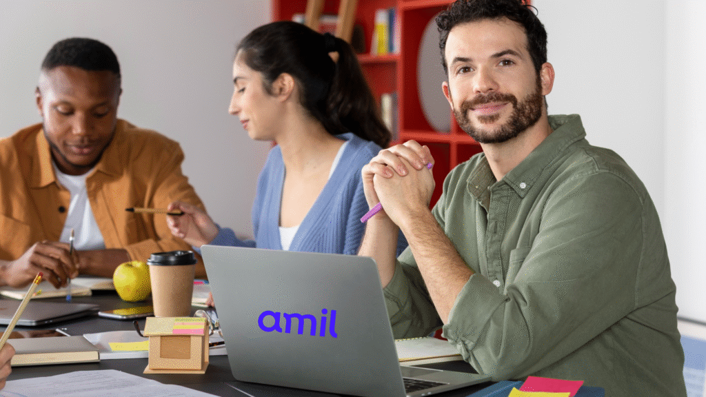 Equipe de pequena empresa com Plano de Saúde Amil PME, garantindo cobertura médica eficiente para colaboradores.
