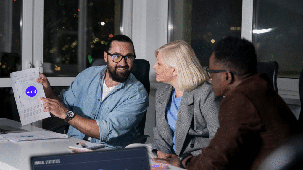 Equipe de executivos reunida, representando planos Amil corporativos para empresas