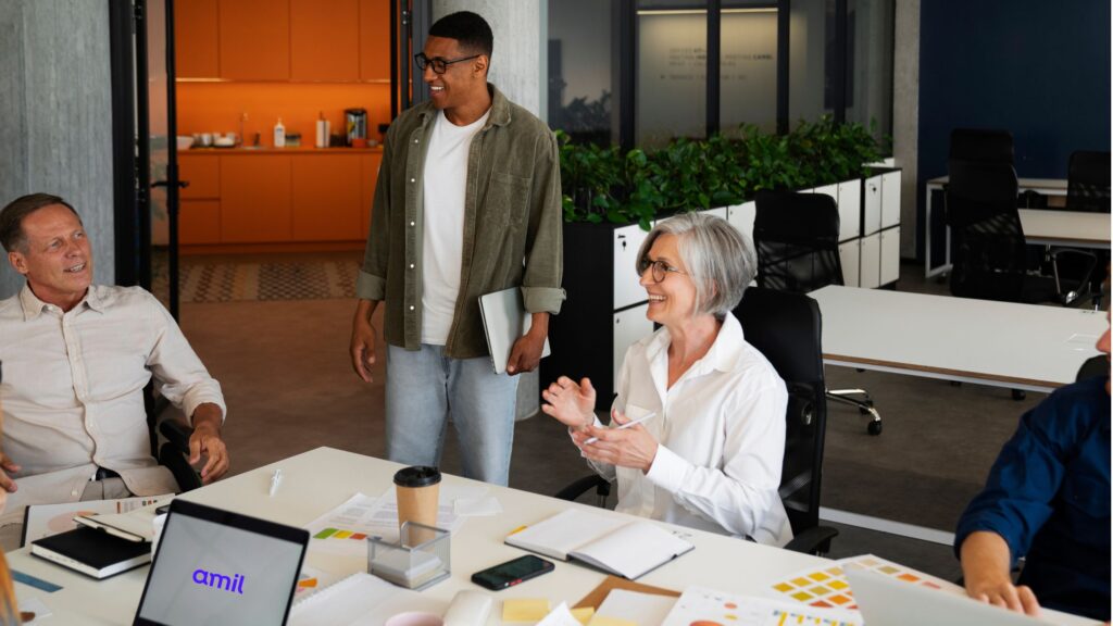 Profissionais em ambiente corporativo discutindo bem-estar corporativo da Amil