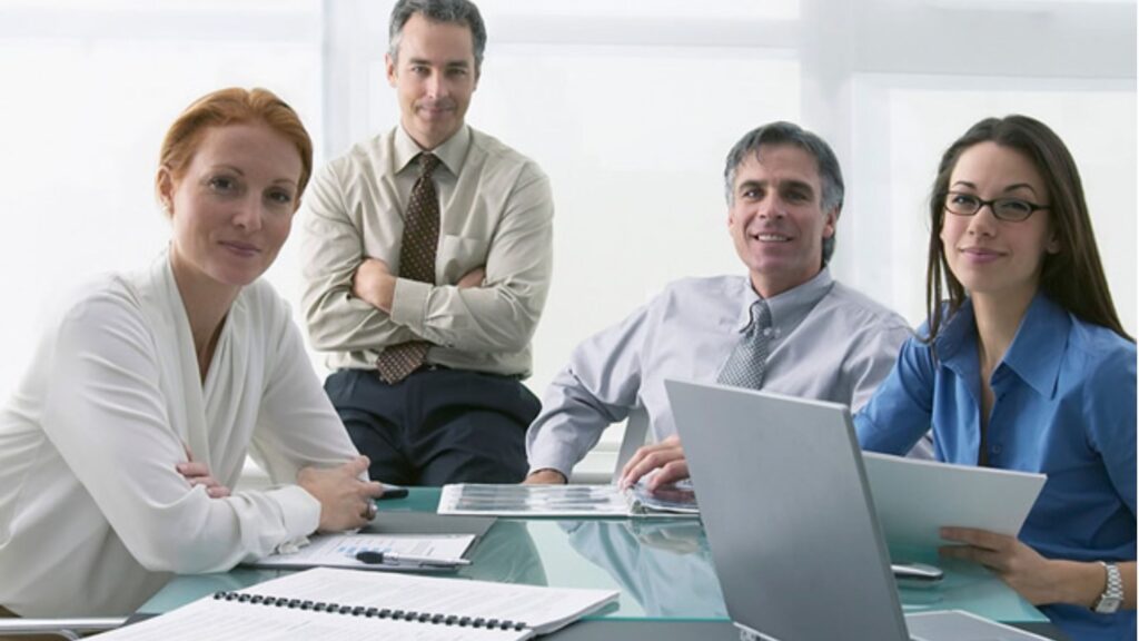 empresários analisando cotação Amil