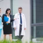 Profissionais de saúde representando os benefícios dos planos Amil empresariais